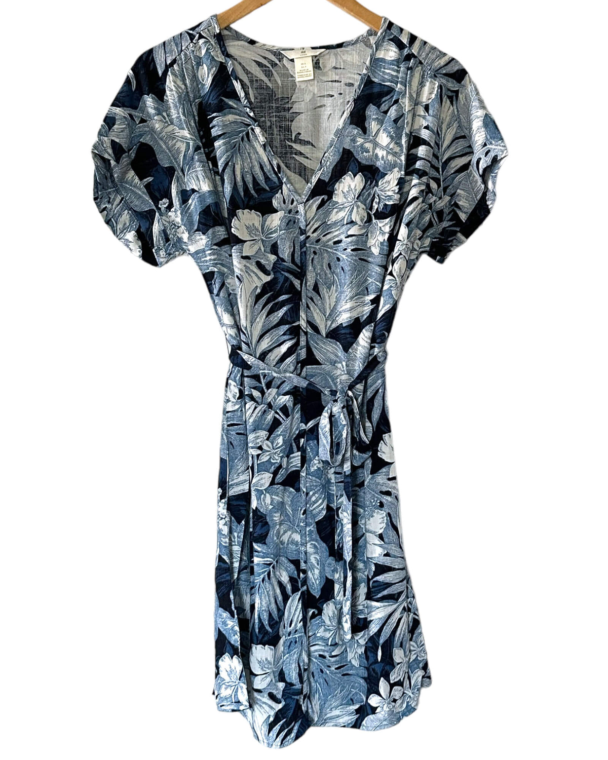 Soft Summer H&amp;M blue and white tropical print tie-waist linen dress