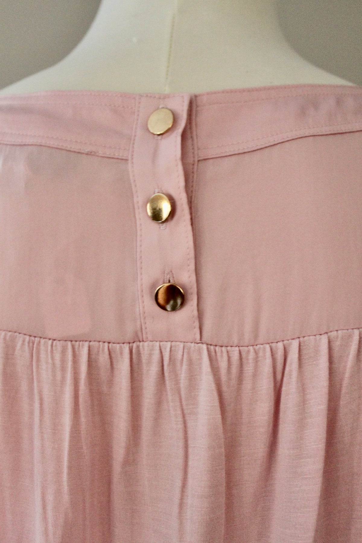 ANN TAYLOR LOFT ﻿Soft Summer pink sleeveless blouse detail