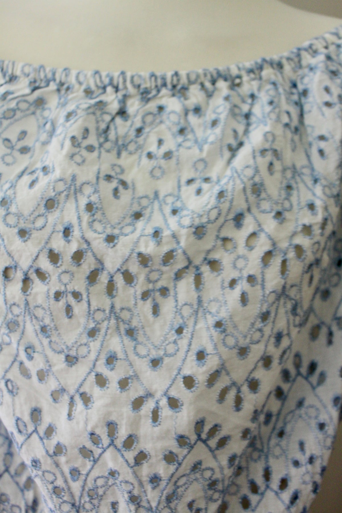 AMERICAN EAGLE OUTFITTERS Light Summer eyelet blue crop top detail