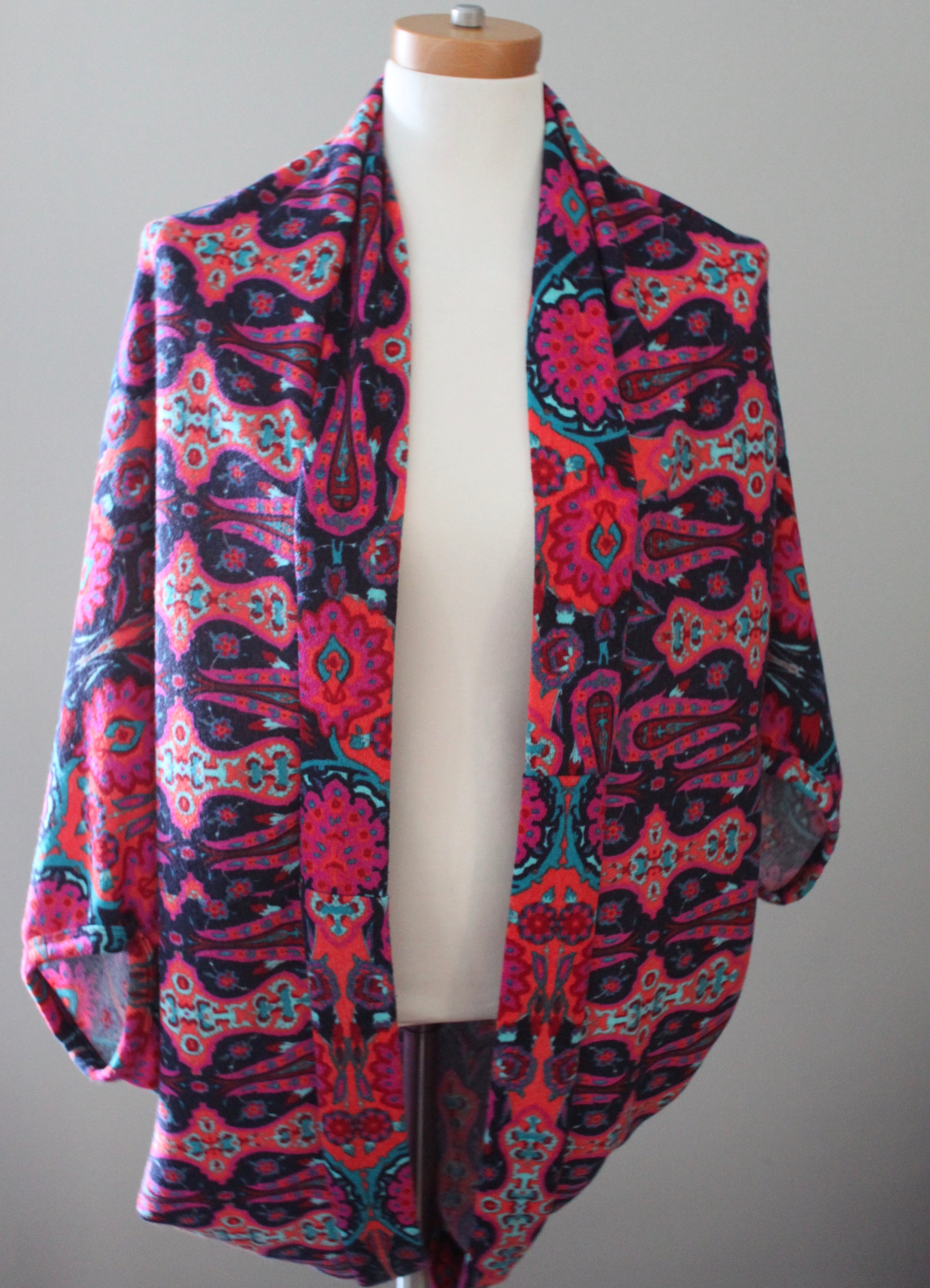 Bright Winter BLUE RAIN print knit shrug 