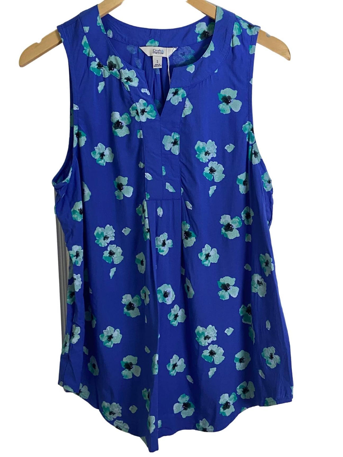 Light Summer CROFT AND BARROW blue floral top