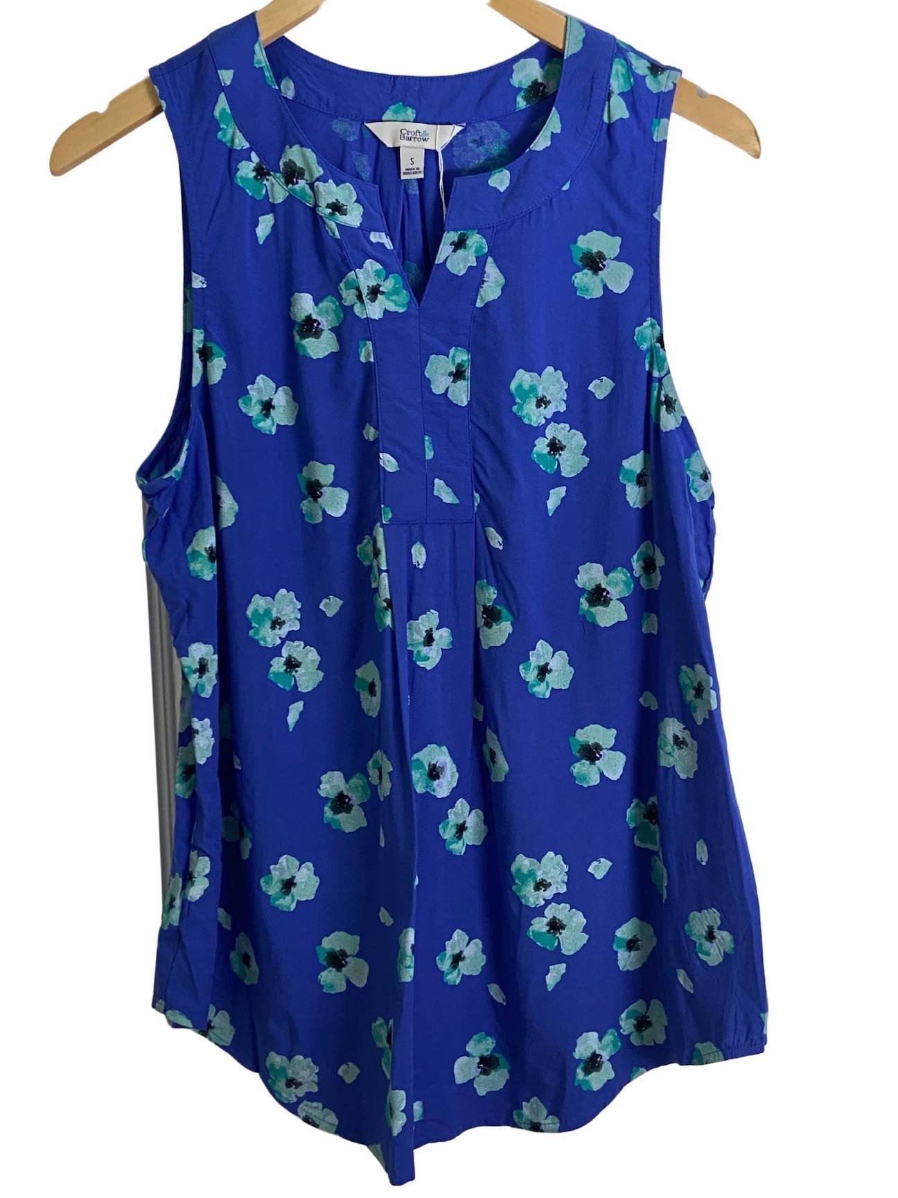 Light Summer CROFT AND BARROW blue floral top