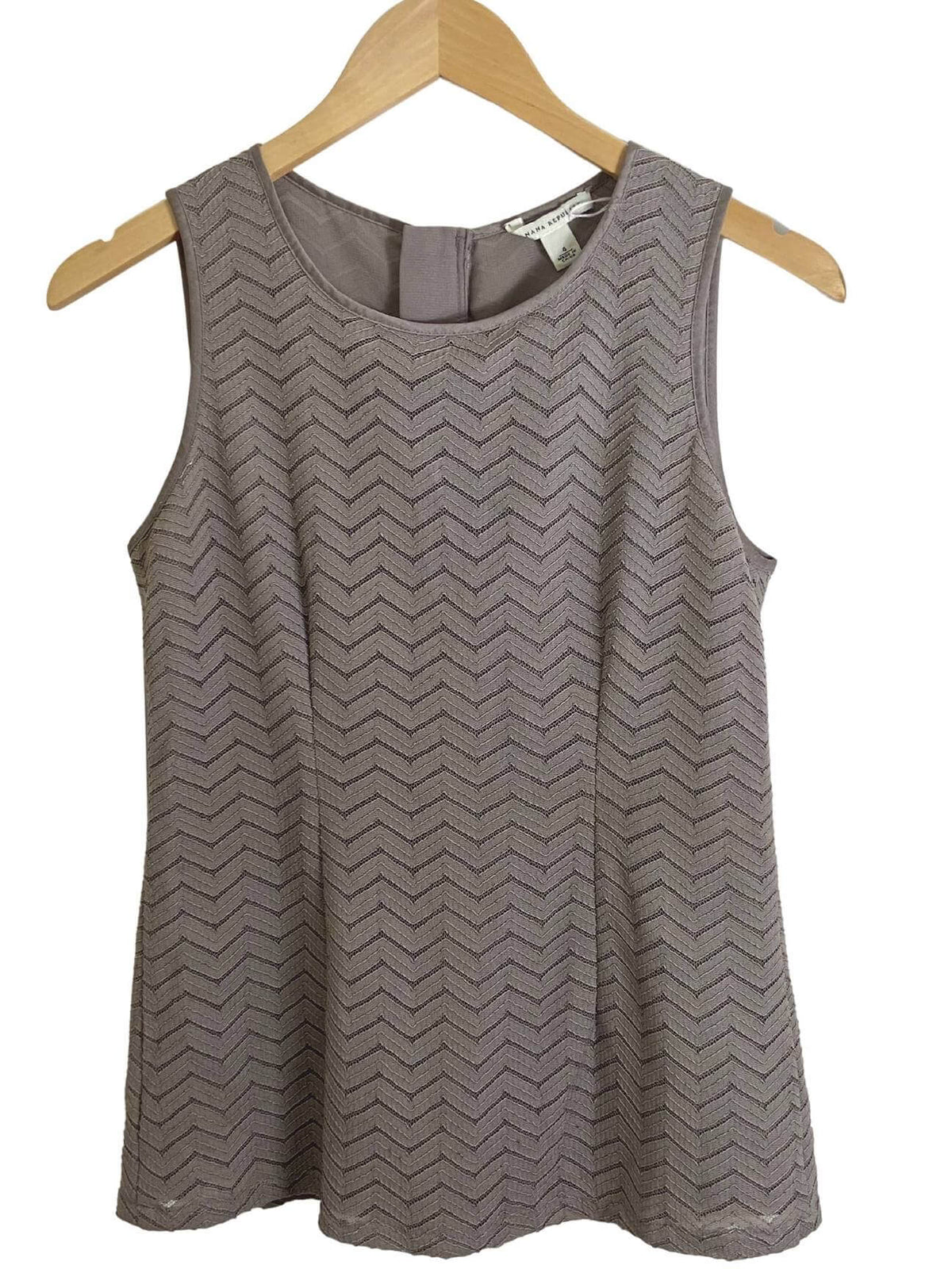 Soft Summer BANANA REPUNLIC gray zig-zag sleeveless top