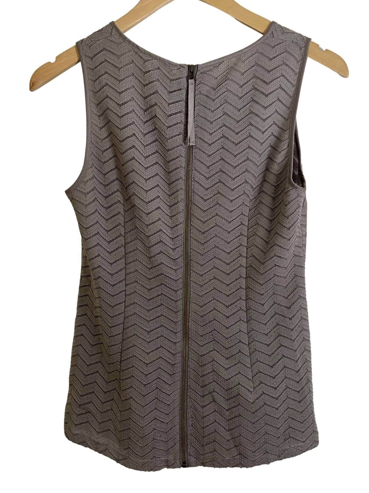 Soft Summer banana republic gray zig-zag top